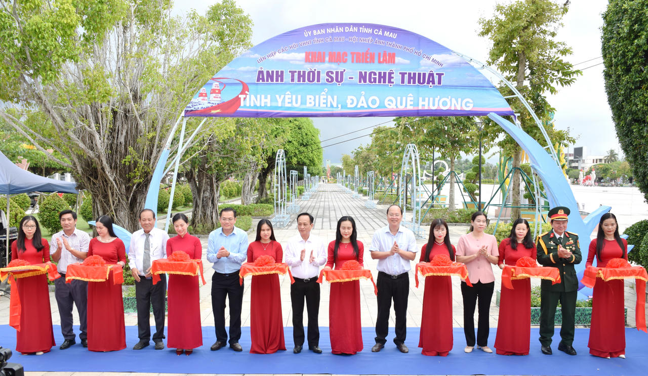 Lãnh đạo tỉnh Cà Mau và lãnh đạo Hội Nhiếp ảnh TP Hồ Chí Minh cắt băng khai mạc Triển lãm ảnh.