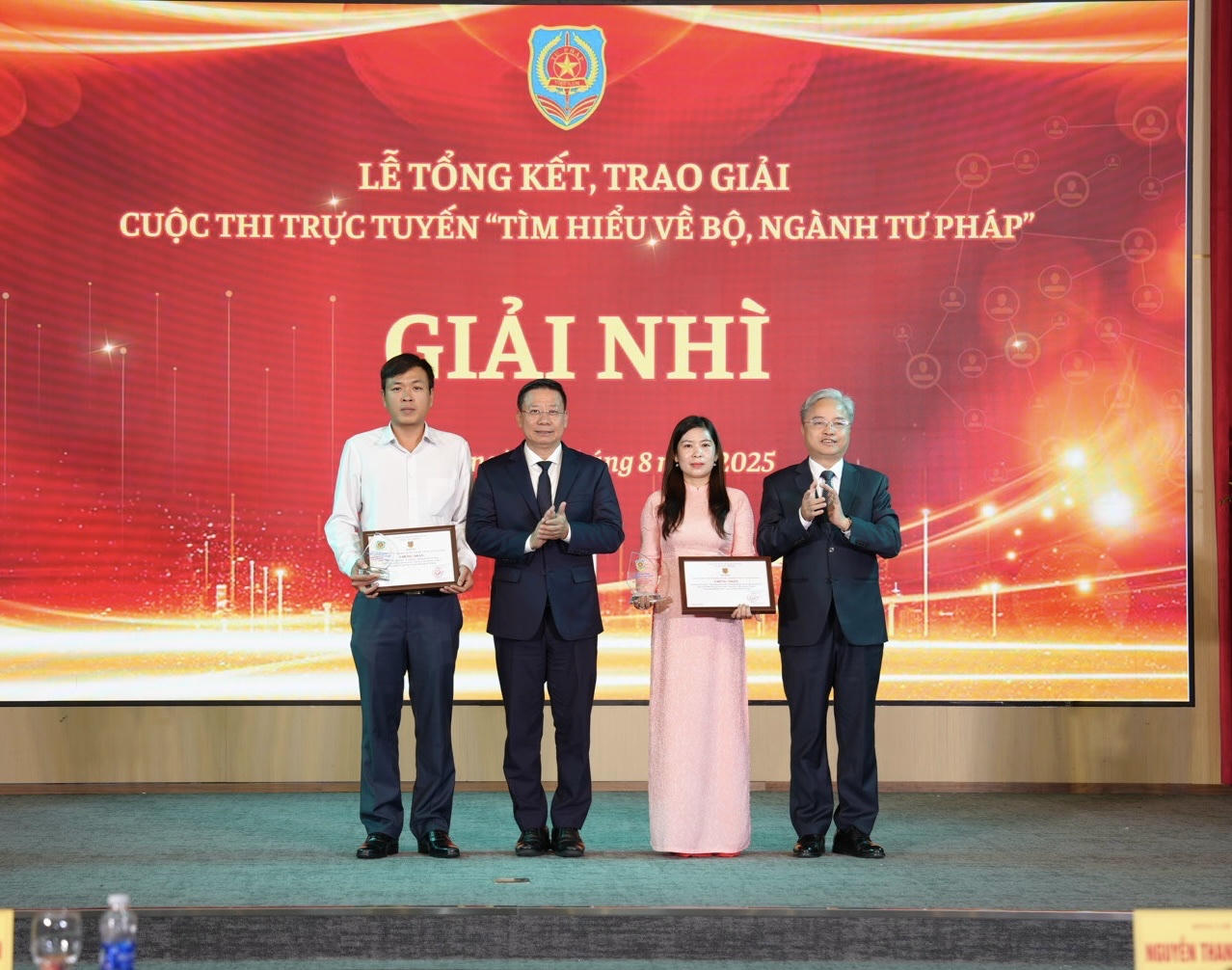 Ông Nguyễn Thanh Ngọc, Ủy viên Ban thường vụ Đảng ủy, Thứ trưởng Bộ Tư pháp, Trưởng BTC Cuộc thi  trao giấy chứng nhận và ông Nguyễn Quang Thái, Phó Bí thư chuyên trách Đảng ủy Bộ Tư pháp lên trao biểu trưng Cuộc thi cho các cá nhân xuất sắc.