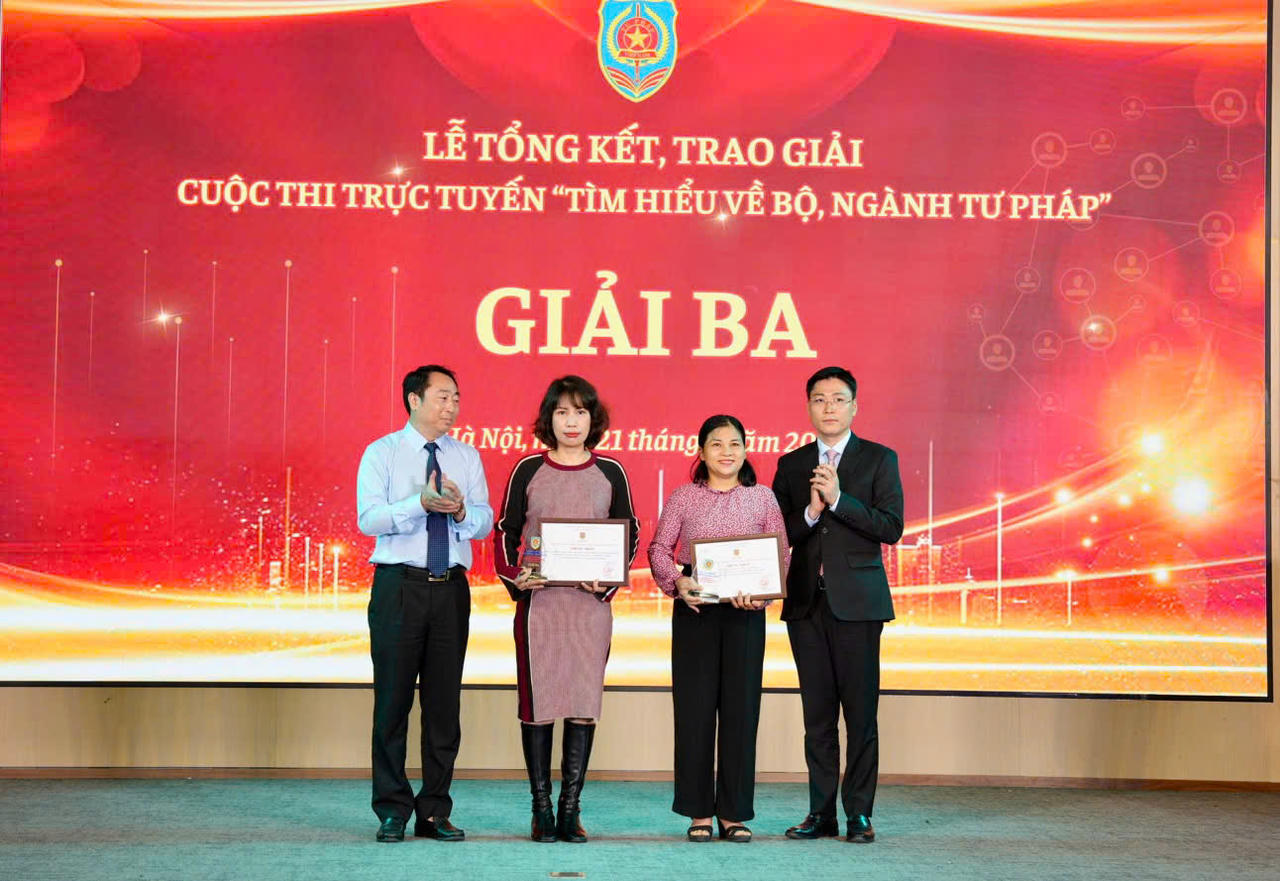 Ông Lê Vệ Quốc, Cục trưởng Cục PBGDPL và TGPL Bộ Tư pháp, Phó trưởng BTC Cuộc thi lên trao giấy chứng nhận và đồng chí Đỗ Xuân Quý, Chánh Văn phòng Bộ lên trao biểu trưng Cuộc thi cho các cá nhân.
