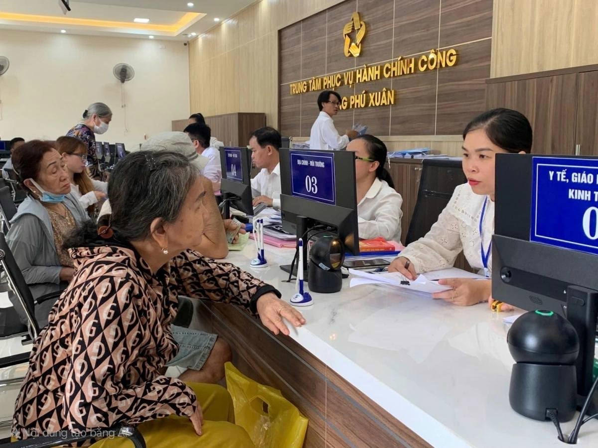 Người dân đến giao dịch tại Trung tâm Phục vụ hành chính công phường Phú Xuân.
