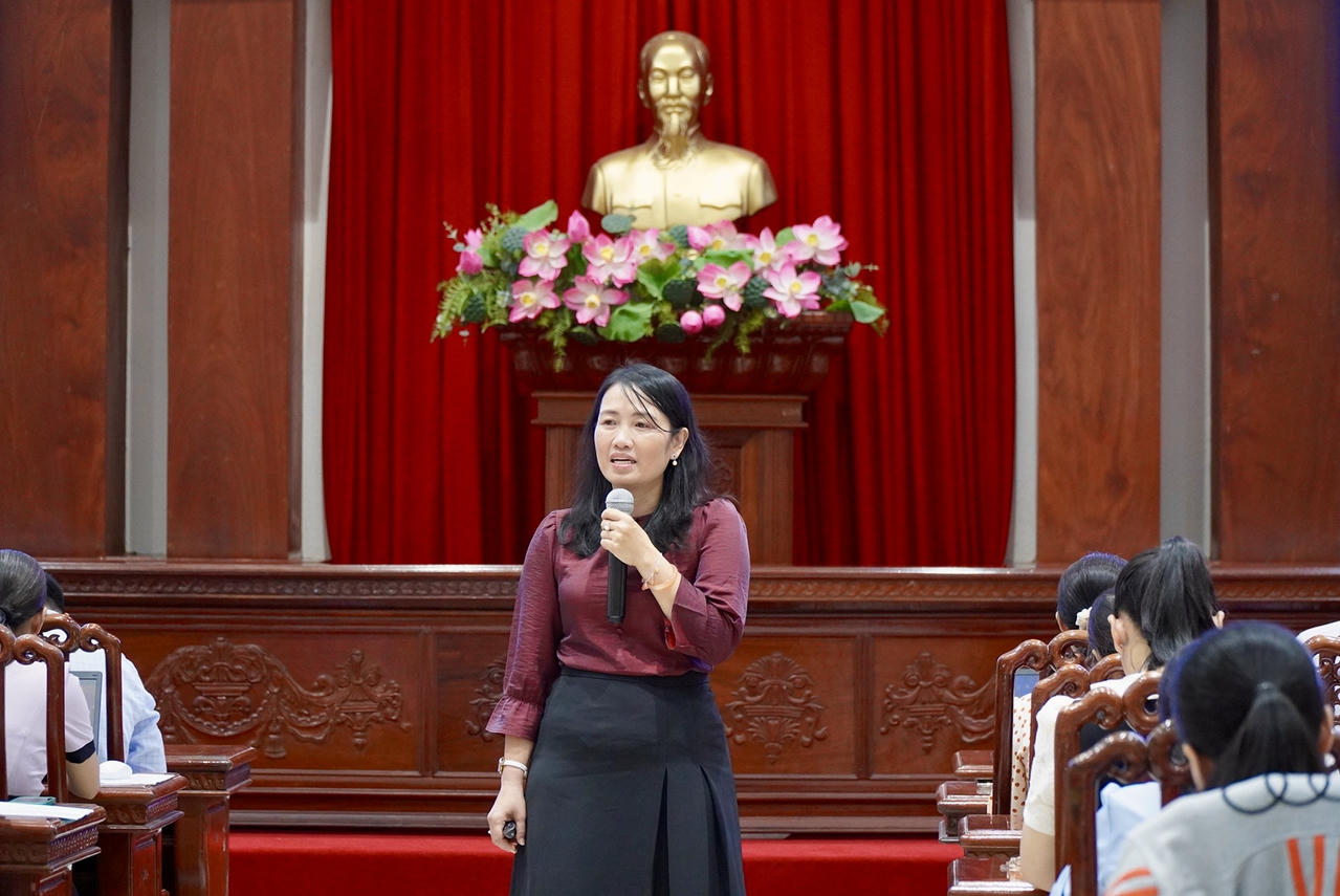 Bà Nguyễn Hoàng Hoa - Trưởng Phòng Chế độ BHXH thông tin về giảm thời gian đóng BHXH tối thiểu để hưởng lương hưu. Ảnh: Kim Ngân