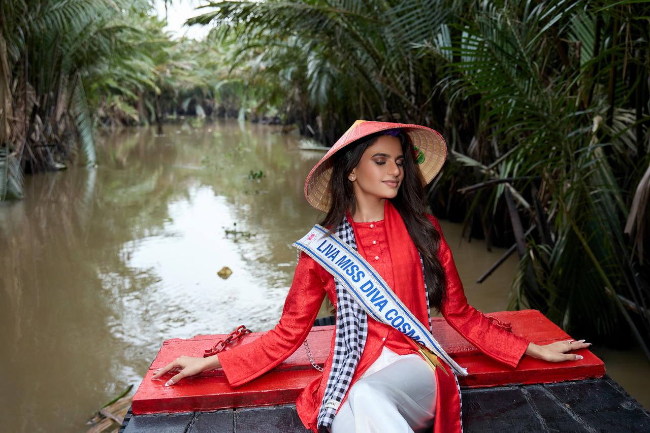 Dàn Hoa hậu quốc tế diện áo bà ba, quàng khăn rằn, đội nón lá thả dáng giữa rừng dừa. Ảnh: UNI