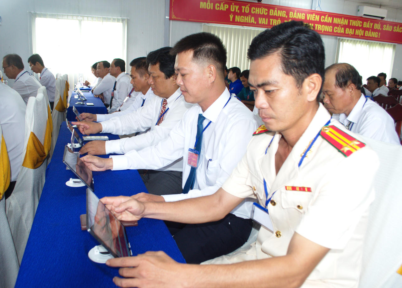 Đại hội Đảng bộ xã Ninh Quới lần thứ I, nhiệm kỳ 2025-2030 theo mô hình “không giấy’ - Đại biểu tra cứu tài liệu trên máy tính bảng.