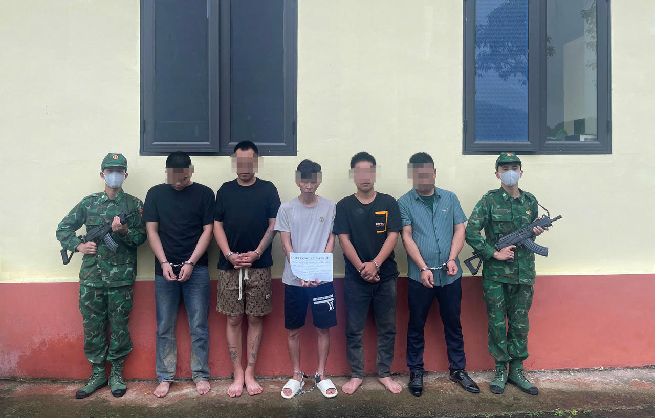 Bắt giữ đối tượng tổ chức cho người nước ngoài nhập cảnh trái phép tại Cao Bằng
Bắt giữ đối tượng tổ chức cho người nước ngoài nhập cảnh trái phép tại Cao Bằng