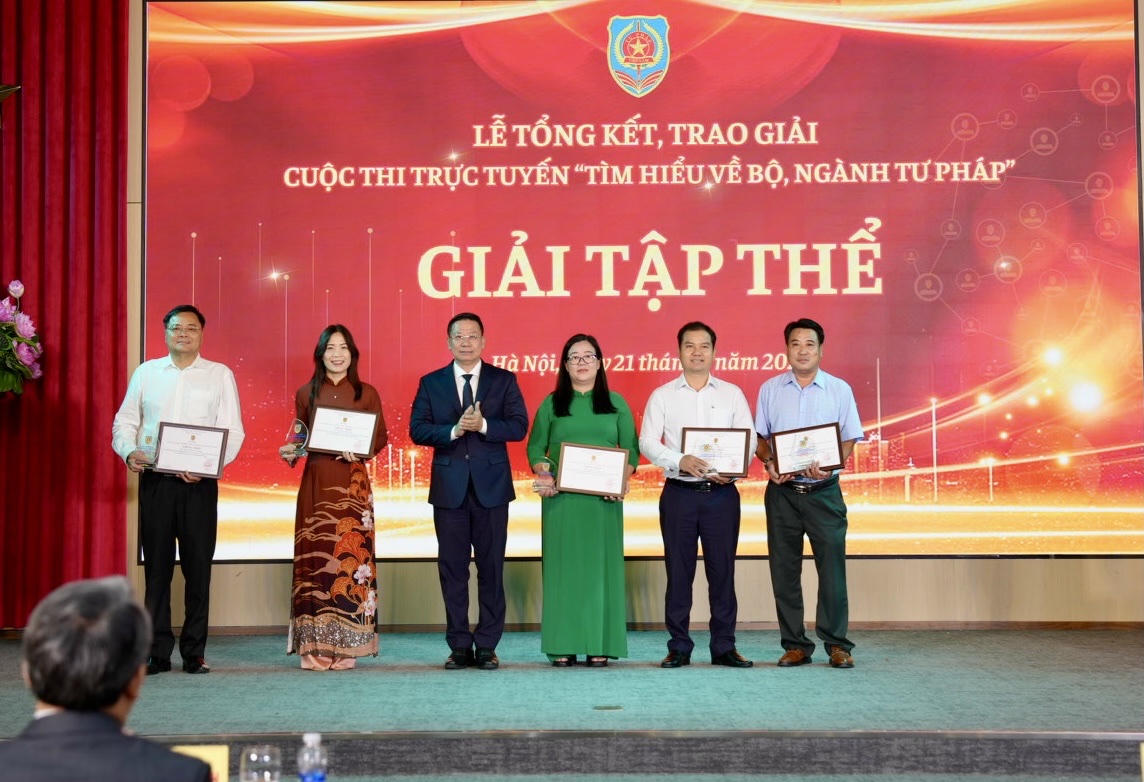 Ông Nguyễn Thanh Ngọc, Thứ trưởng Bộ Tư pháp, Trưởng Ban Tổ chức Cuộc thi  trao giấy chứng nhận và biểu trưng Cuộc thi cho các Tập thể.