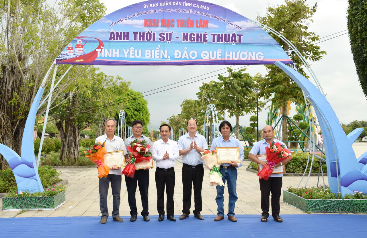 Ông Nguyễn Hồ Hải – Bí thư Tỉnh ủy (thứ 3 từ phải sang) và ông Phạm Văn Thiều – Phó Bí thư Tỉnh ủy, Chủ tịch HĐND tỉnh trao Bằng khen cho các tác giả có tác phẩm xuất sắc đoạt giải cấp Quốc gia.