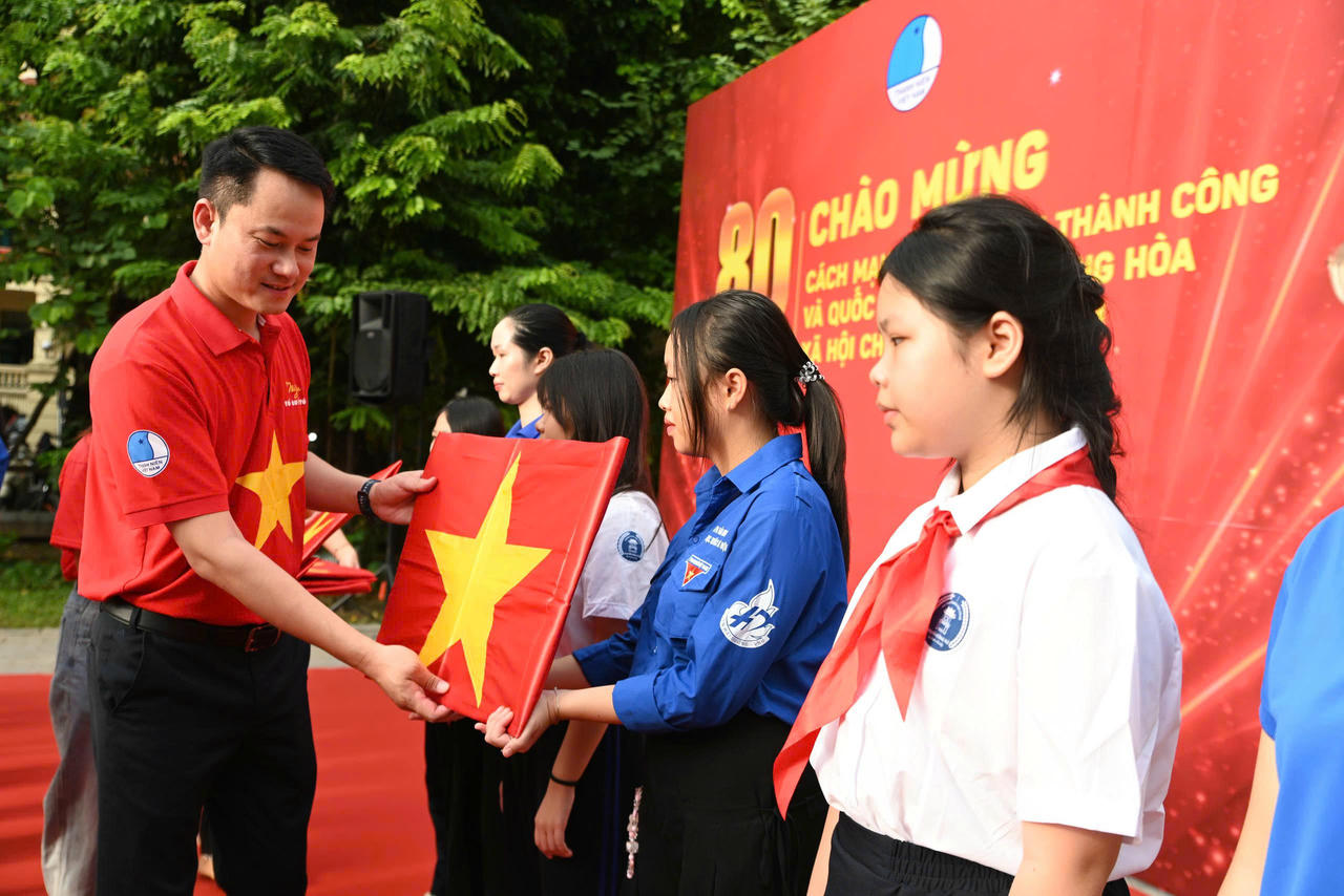 Trao tặng cờ Tổ quốc cho thanh niên Thủ đô. (Ảnh: Đ.Hải)