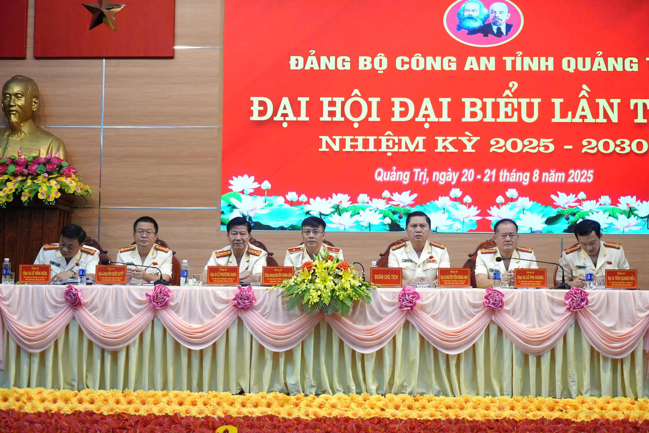 Đoàn Chủ tịch điều hành đại hội.