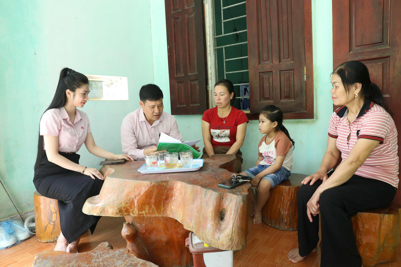 Nhờ tiếp cận được nguồn vốn vay HSSV, gia đình chị Nguyễn Thị Nghĩa (áo đỏ) yên tâm nuôi các con học tập. Ảnh: Xuân Hồng