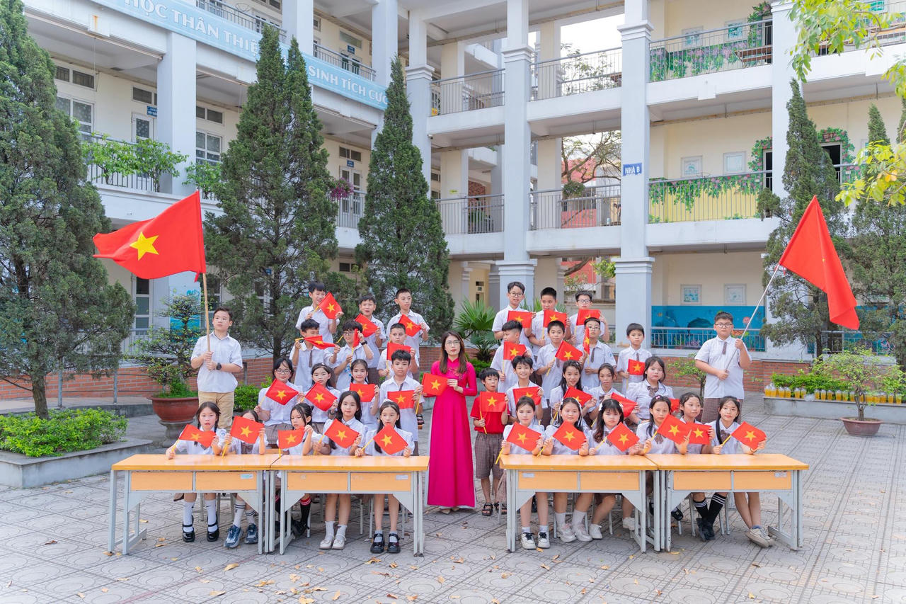 Trường Tiểu học Thượng Thanh (phường Việt Hưng) tích cực trang trí khuôn viên trường học, treo cờ Tổ quốc rực rỡ, tạo nên bầu không khí trang nghiêm, thiêng liêng và đầy tự hào.