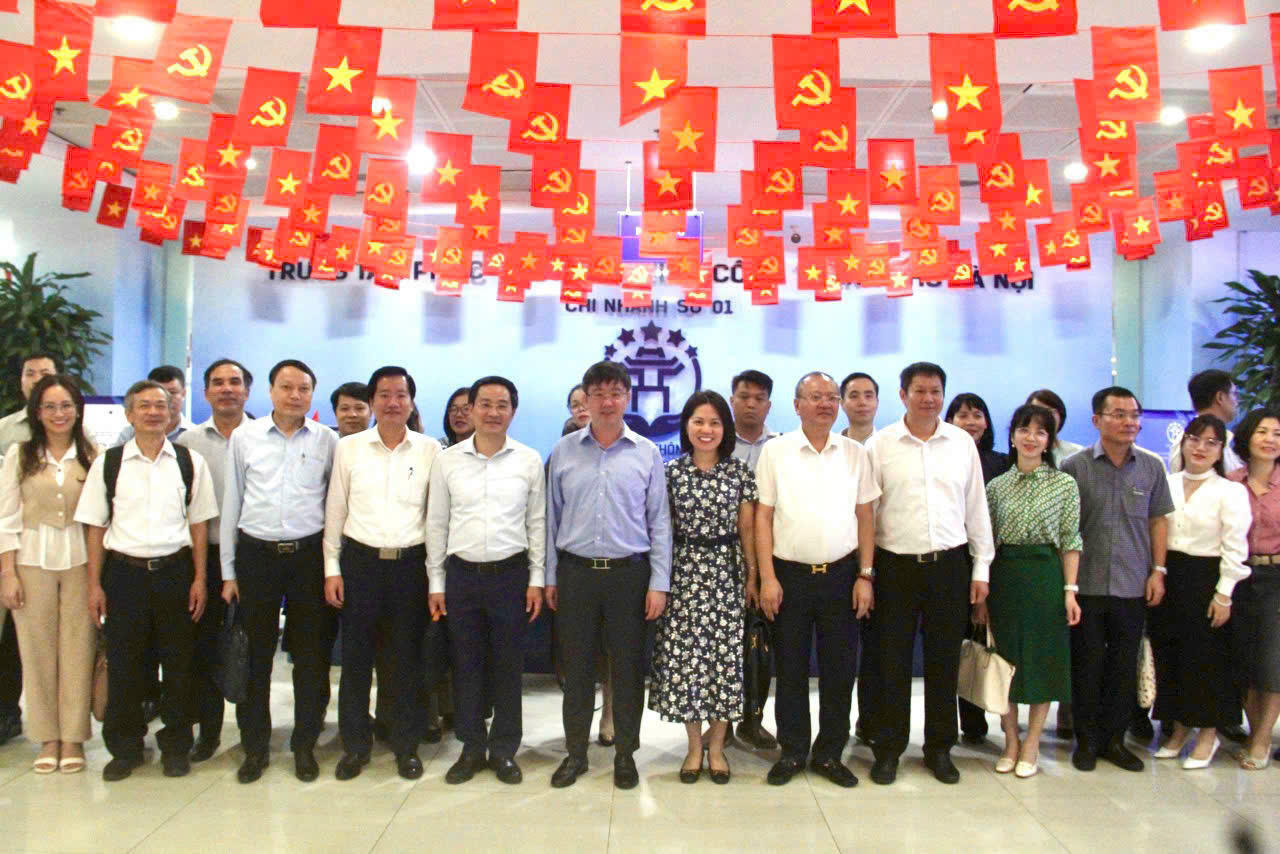 Đoàn công tác của Bộ KH&CN chụp ảnh cùng cán bộ Trung tâm Phục vụ hành chính công thành phố Hà Nội chi nhánh số 1. (Ảnh: Bộ KH&CN)