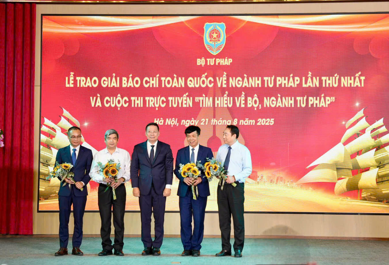 Ông Nguyễn Thanh Ngọc – Ủy viên Ban Thường vụ Đảng ủy, Thứ trưởng Bộ Tư pháp, Trưởng Ban Tổ chức Giải lên sân khấu tặng hoa tri ân các thành viên Ban Giám khảo.