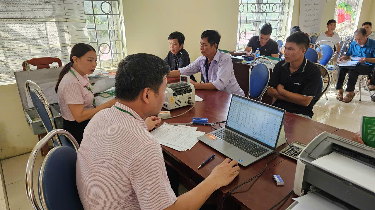 Phòng giao dịch Ngân hàng Chính sách xã hội Đà Bắc giải ngân vốn cho người dân vay. Ảnh: Xuân Hồng