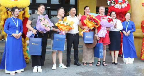 Lãnh đạo Sở Văn hóa, Thể thao và Du lịch tặng hoa chào mừng đoàn.