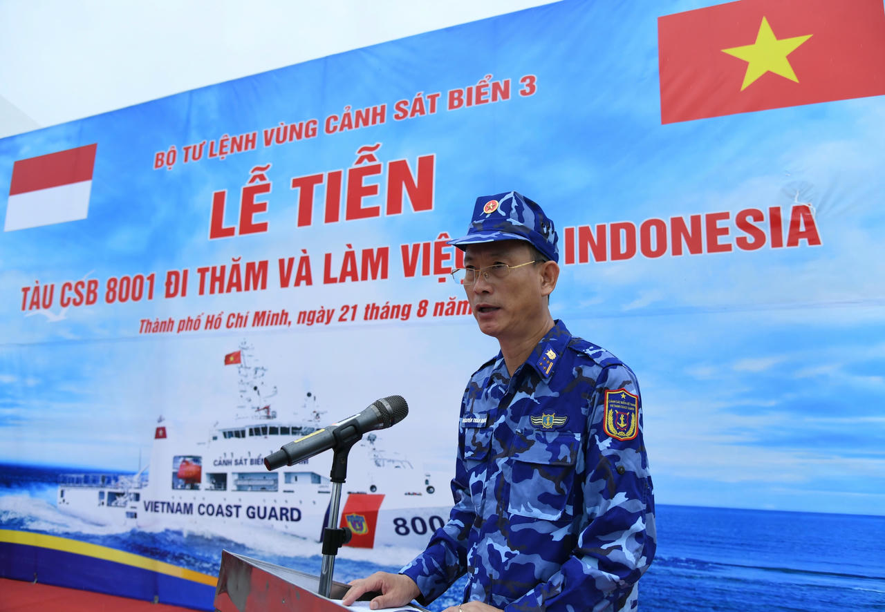 Đại tá Nguyễn Trần Đông - Phó Tư lệnh Vùng Cảnh sát biển 3, Trưởng đoàn công tác phát biểu hứa hẹn trước khi lên đường làm nhiệm vụ tại Indonesia
