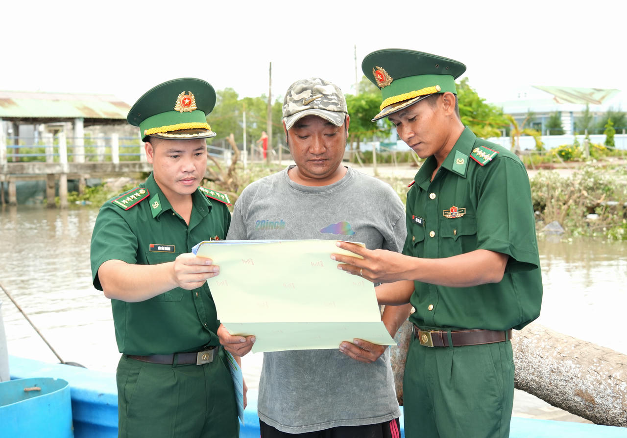 Các Trạm kiểm soát Biên phòng phát tờ rơi, tuyên truyền ngư dân chấp hành nghiêm quy định trong hoạt động khai thác hải sản.