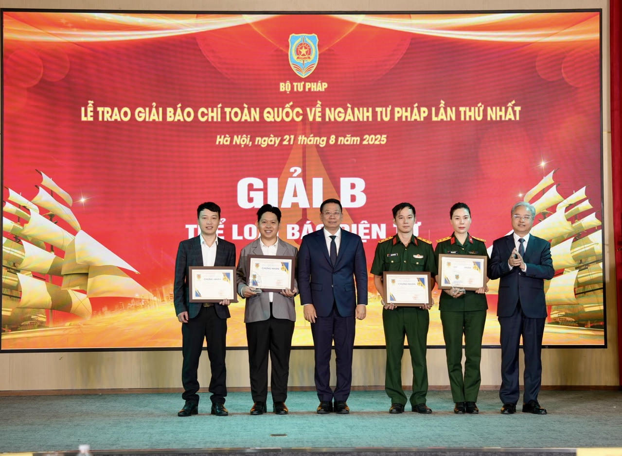 Ông Nguyễn Thanh Ngọc, Ủy viên Ban thường vụ Đảng ủy, Thứ trưởng Bộ Tư pháp, Trưởng BTC giải và ông Nguyễn Quang Thái, Phó Bí thư chuyên trách Đảng ủy Bộ Tư pháp Trao giải B cho các tác giả đạt giải.