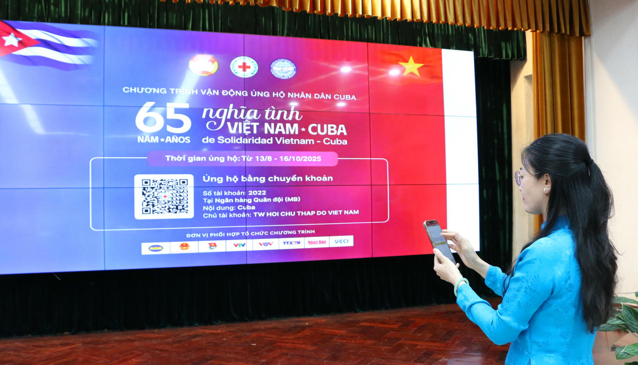 Đại biểu hưởng ứng chương trình 65 năm nghĩa tình Việt Nam – Cu Ba do Hội Chữ thập đỏ Việt Nam phát động.