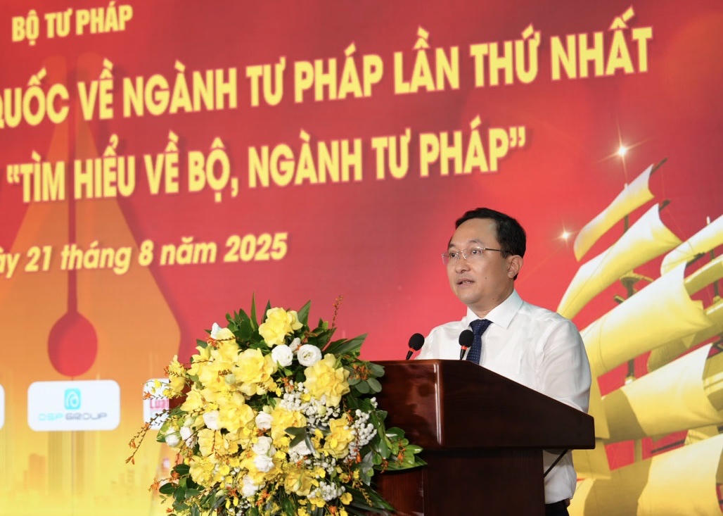 Ông Phan Hồng Nguyên, Phó Cục trưởng Cục Phổ biến, giáo dục pháp luật và Trợ giúp pháp lý công bố Quyết định trao giải Cuộc thi trực tuyến tìm hiểu về Bộ, ngành Tư pháp.