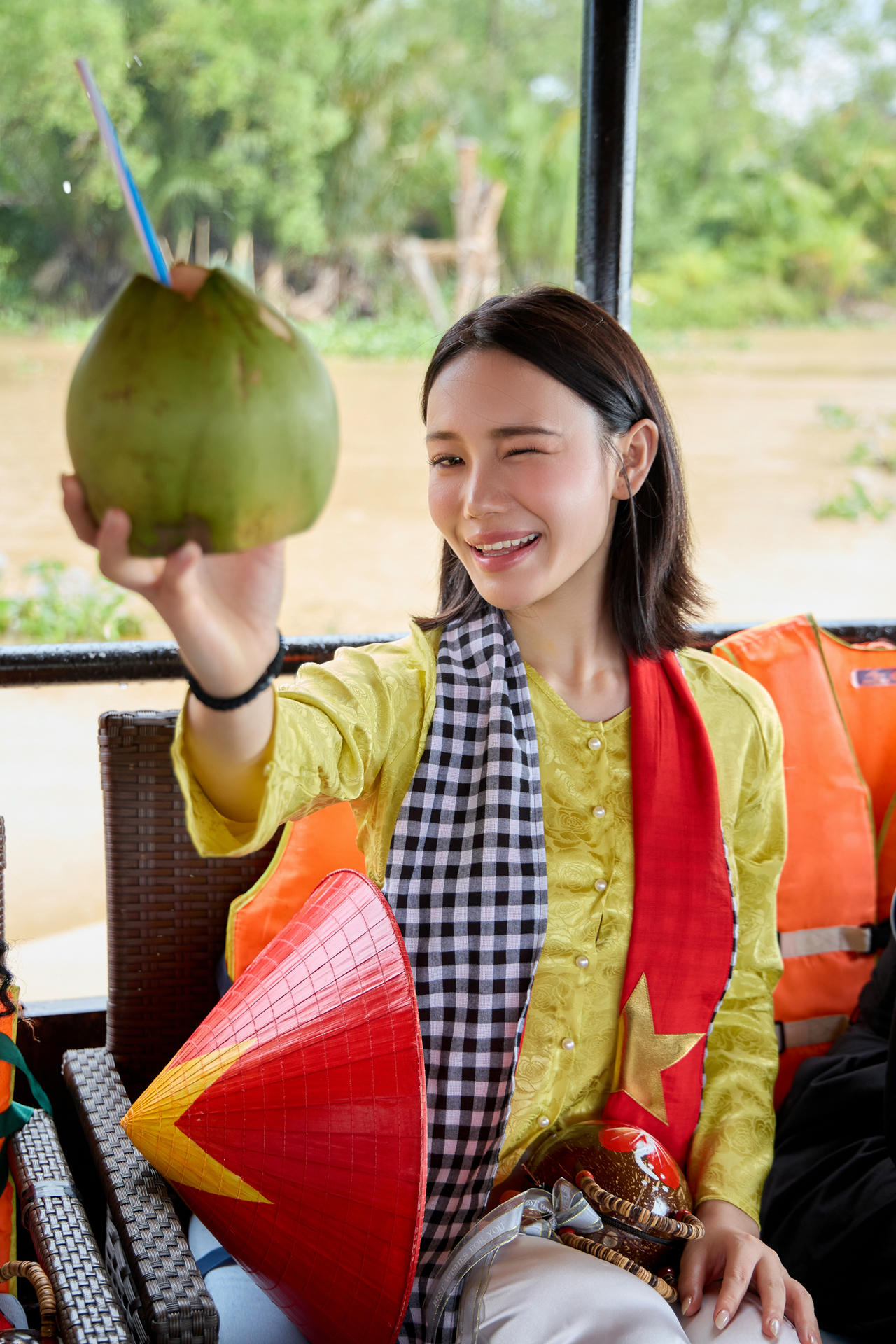 Các người đẹp thưởng thức nước dừa Bến Tre. Ảnh: UNI