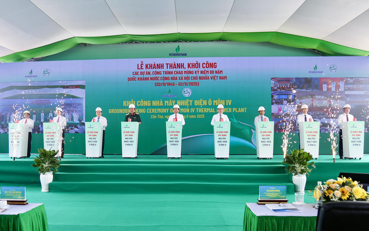 Các đại biểu thực hiện nghi thức khởi công NMNĐ Ô Môn IV.