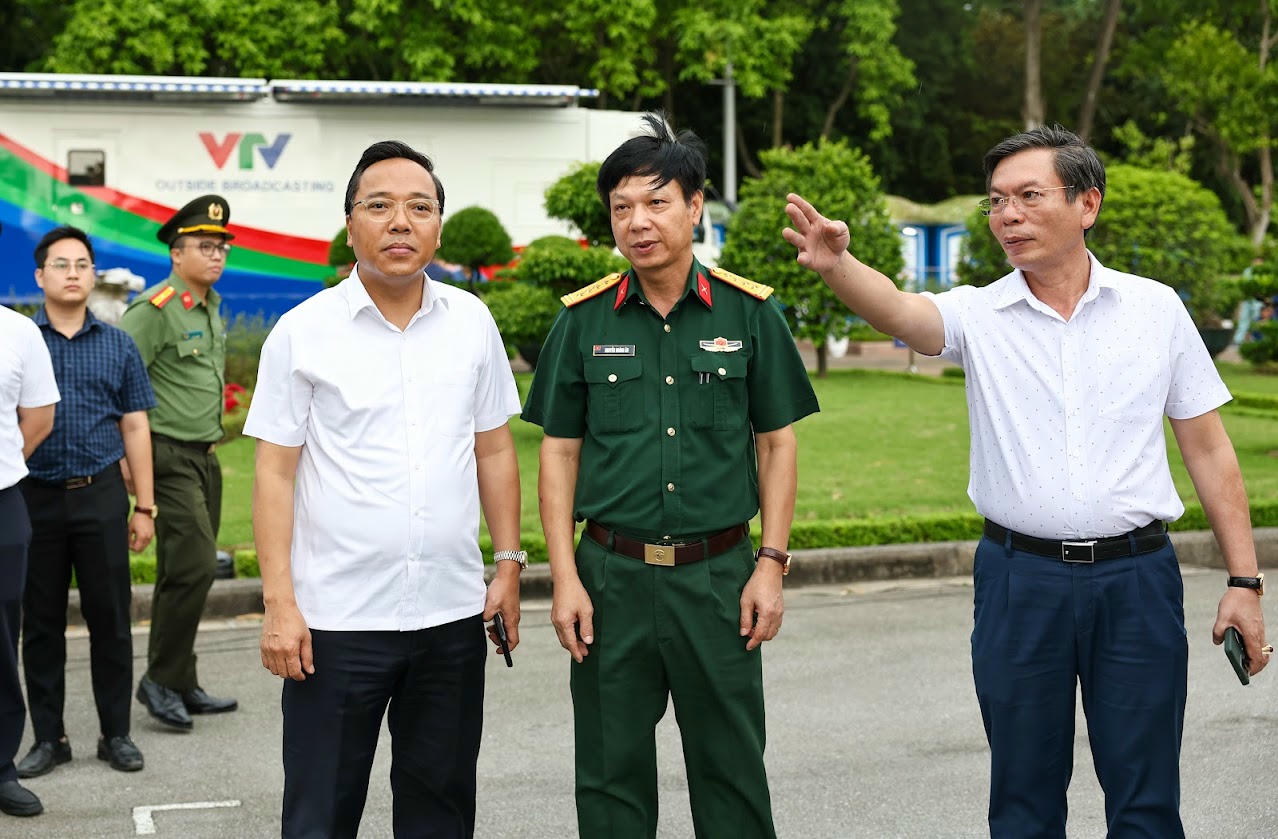 Kiểm tra công tác chuẩn bị điện cho Đại lễ 2/9 Kiểm tra công tác chuẩn bị điện cho Đại lễ 2/9