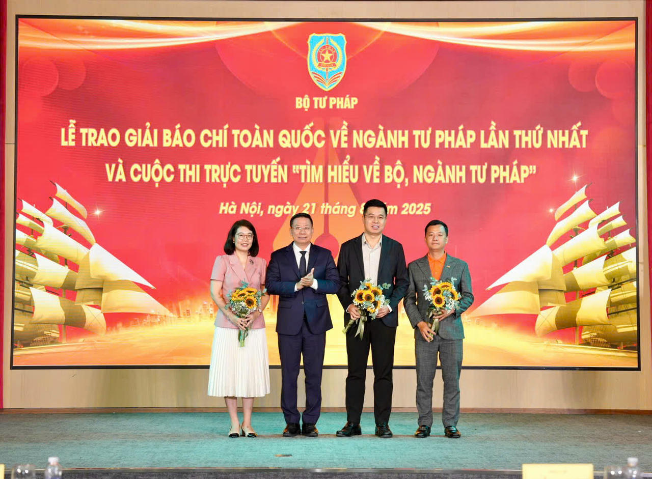 Ông Nguyễn Thanh Ngọc – Ủy viên Ban Thường vụ Đảng ủy, Thứ trưởng Bộ Tư pháp, Trưởng Ban Tổ chức Giải tặng hoa tri ân các đơn vị doanh nghiệp đồng hành cùng cuộc thi.