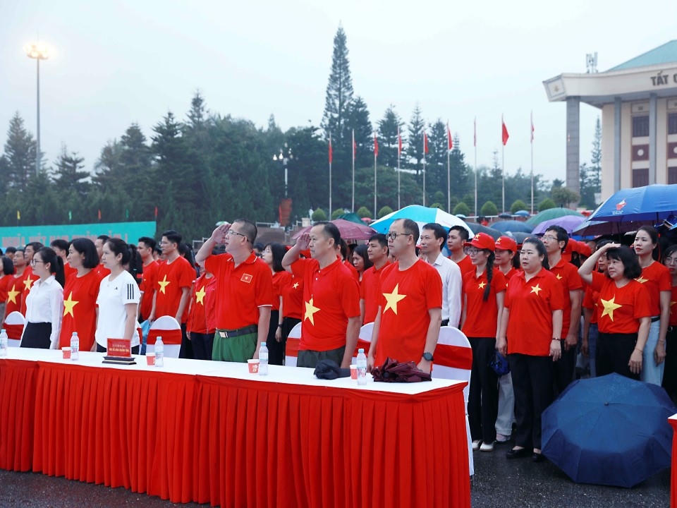 Điện lực Lai Châu khí thế đi bộ 'Cùng Việt Nam tiến bước'