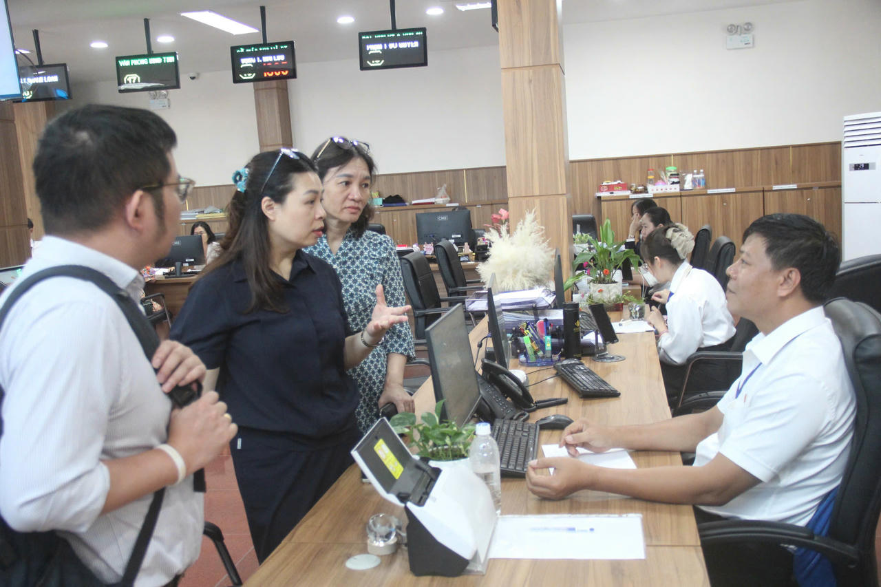 Cán bộ phụ trách lĩnh vực KH&CN tại Trung tâm phục vụ hành chính công tỉnh Khánh Hòa chia sẻ kết quả và khó khăn gặp phải khi vận hành chính quyền hai cấp. (Ảnh: Bộ KH&CN)