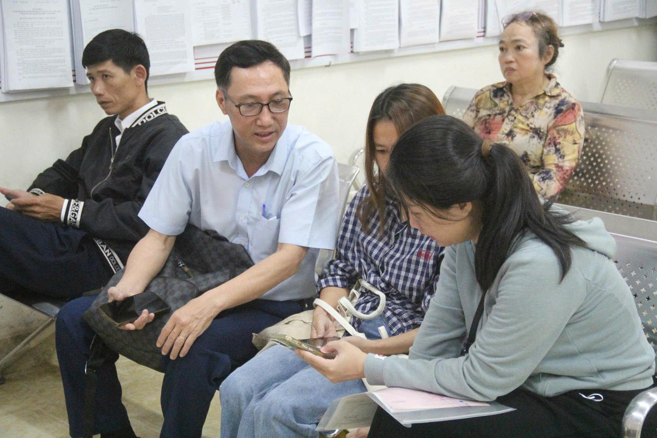 Cán bộ đoàn công tác của Bộ KH&CN lắng nghe chia sẻ của cán bộ phụ trách lĩnh vực KH&CN tại Trung tâm phục vụ hành chính công phường Buôn Ma Thuật, tỉnh Đắk Lắk. (Ảnh: Bộ KH&CN)