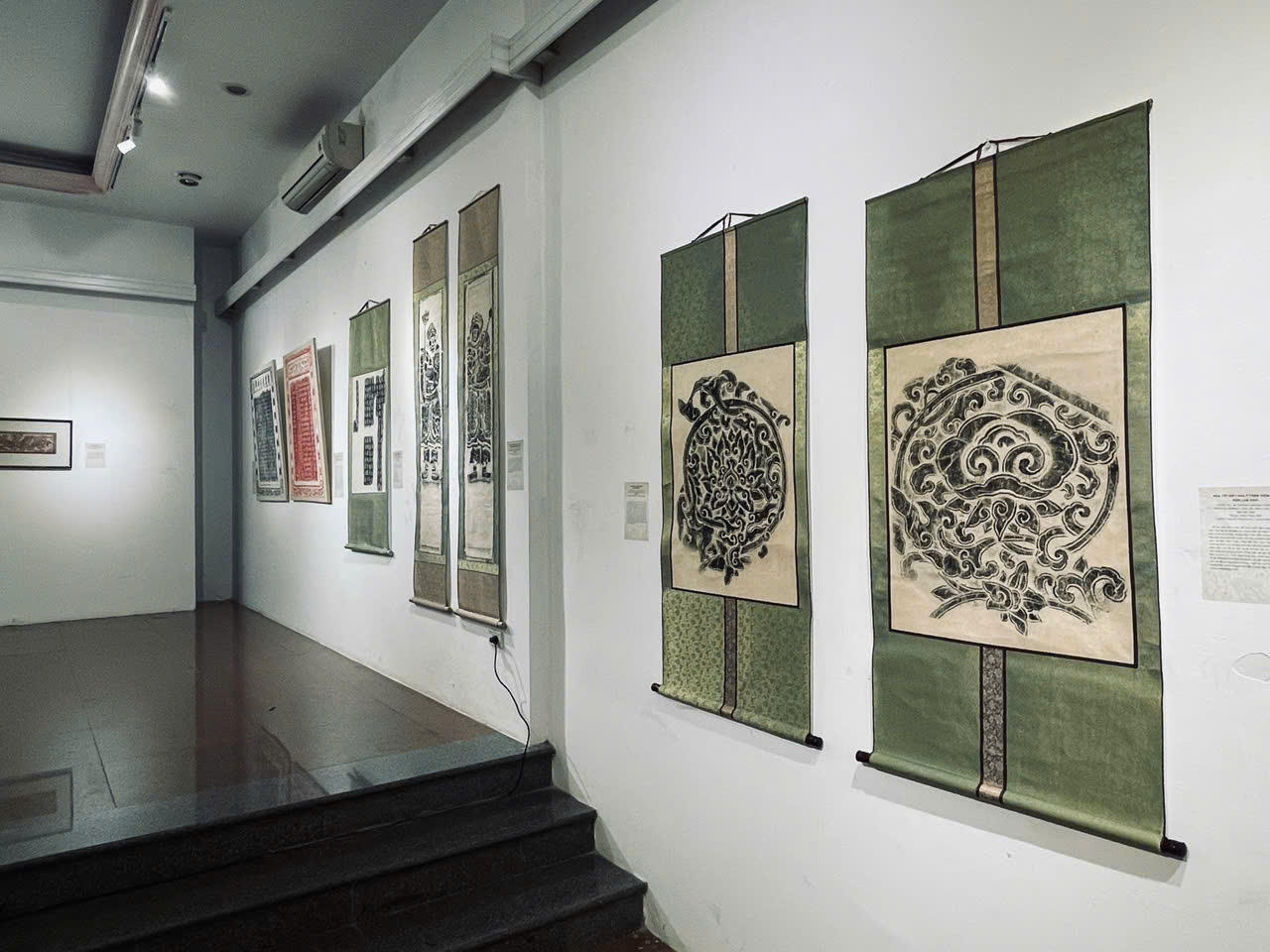 Sinh viên thường xuyên được thực tập in, rập các mẫu hình hoa văn tại di tích phục vụ cho nghiên cứu và sáng tác. Từ năm thứ 2 đến năm thứ 5 trong chương trình học, sinh viên được tham quan nghiên cứu tại các di tích có niên đại trải dài từ thời Đinh, Tiền Lê, Lý, Trần, Lê Sơ, Mạc, Lê Trung Hưng đến thời Nguyễn.