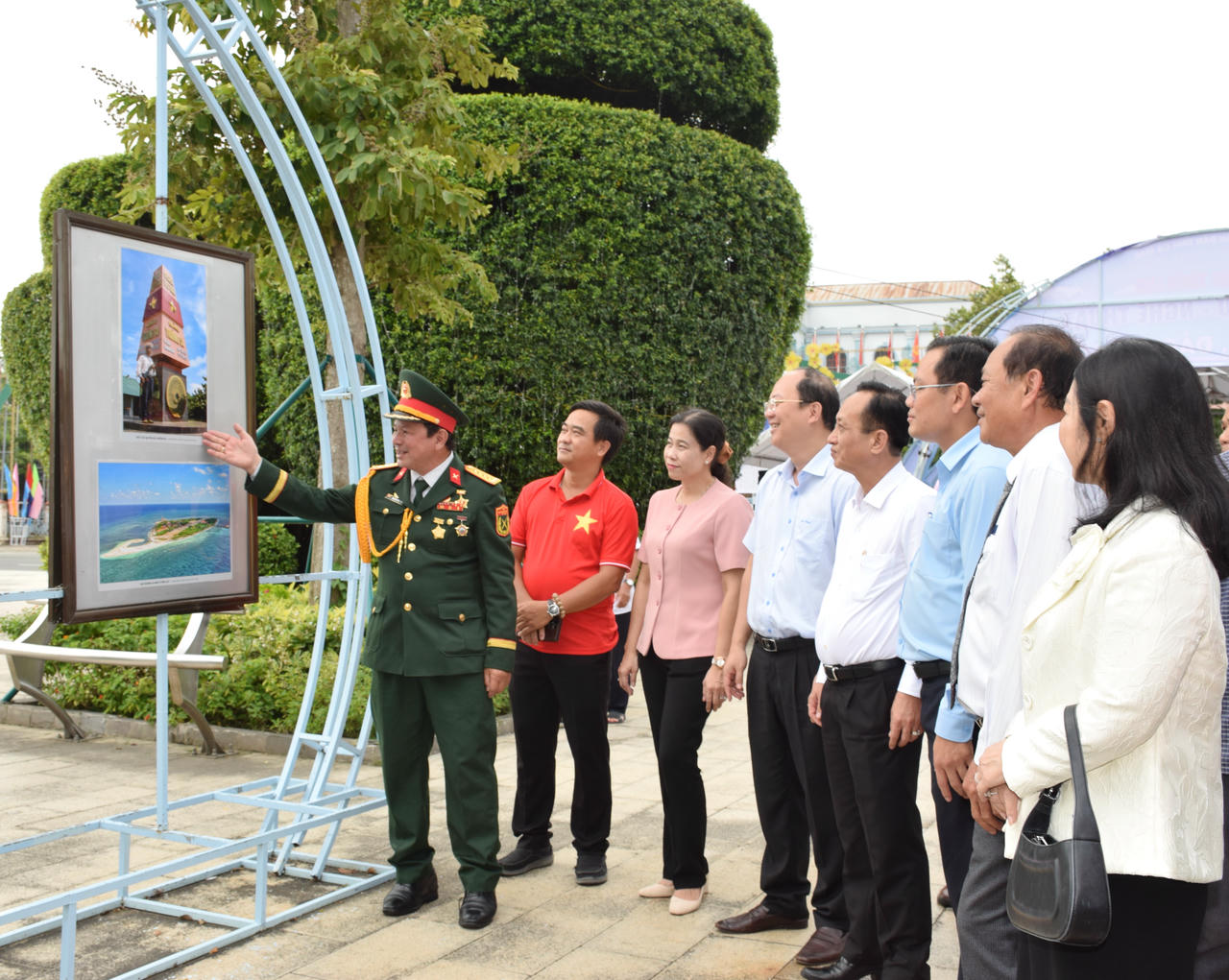 Các đại biểu tham quan Triển lãm ảnh.