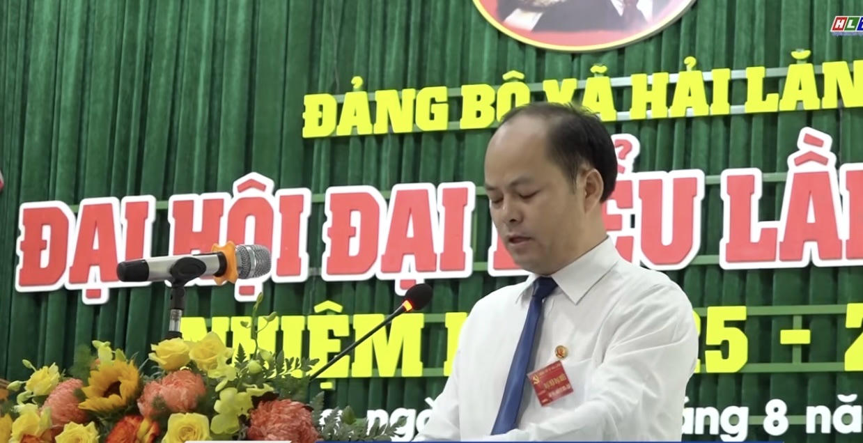 Ông Nguyễn Quang Hải, Bí thư Đảng ủy xã Hải Lăng báo cáo tại Đại hội.
