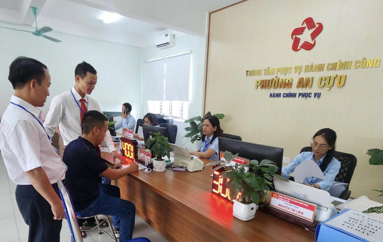 Cán bộ phường An Cựu hướng dẫn người dân thực hiện thủ tục hành chính.