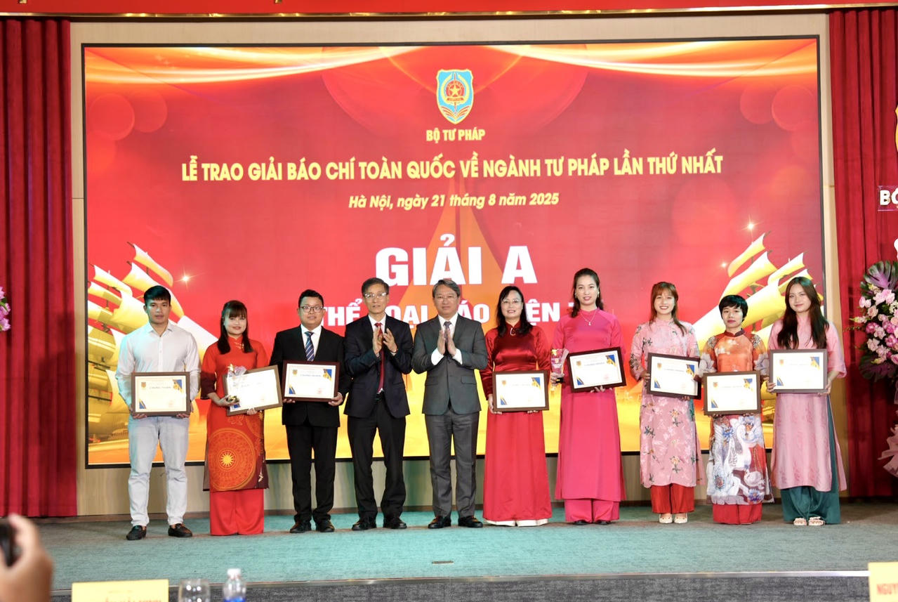 Ông Nguyễn Hải Ninh, Ủy viên BCH Trung ương Đảng, Bí thư Đảng ủy, Bộ trưởng Bộ Tư pháp và ông Nguyễn Khánh Ngọc, Chủ tịch Hội Luật gia Việt Nam  Trao giải A cho các tác giả đạt giải.