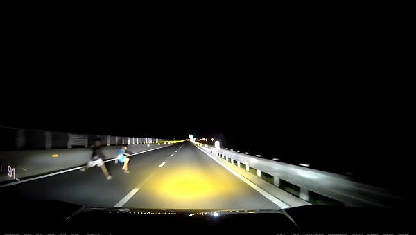 ‘Thót tim’ cảnh hai người bất ngờ lao ra giữa cao tốc Vạn Ninh - Cam Lộ