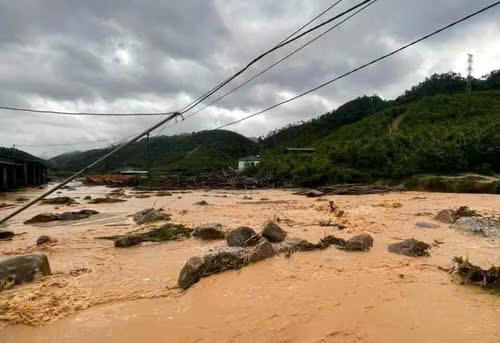 Chính quyền các xã đã chủ động thông tin, cảnh báo cho người dân, khẩn trương sơ tán các hộ dân ở vùng trũng thấp, ven sông suối đến nơi an toàn.