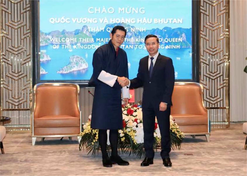 Chủ tịch UBND tỉnh Quảng Ninh Phạm Đức Ấn chào xã giao Quốc vương Bhutan.