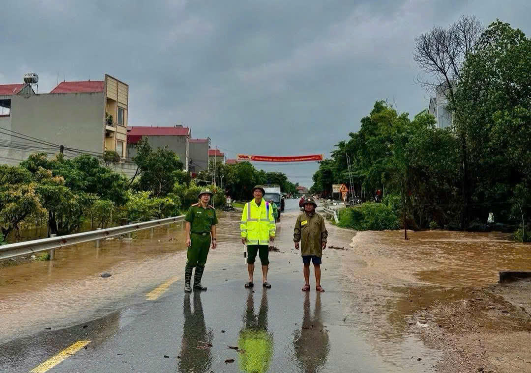 Lực lượng dân quân, công an xã cùng với các đội xung kích phòng chống thiên tai thường trực 24/24 để sẵn sàng ứng phó khi tình huống xấu xảy ra.