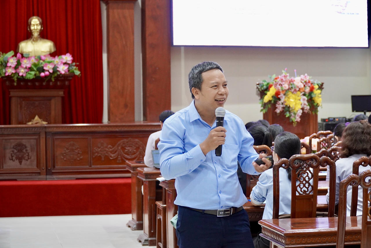 Ông Phạm Văn Hòa - Trưởng Phòng Tuyên truyền và Hỗ trợ người tham gia báo cáo tại buổi tập huấn. Ảnh: Kim Ngân