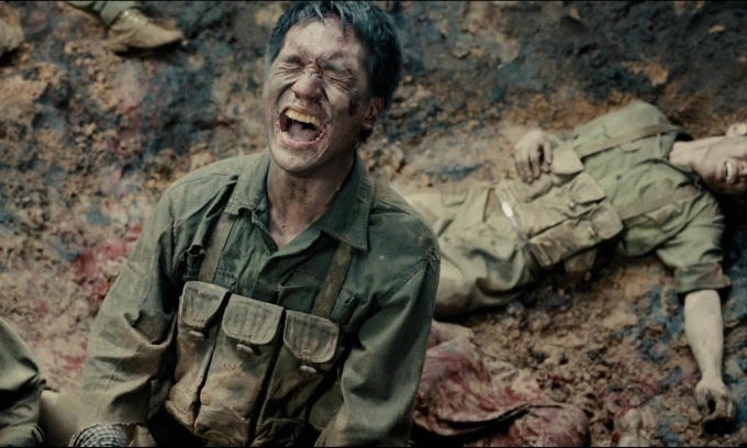 Đỗ Nhật Hoàng trong một cảnh phim “Mưa đỏ”. Ảnh: ĐPCC