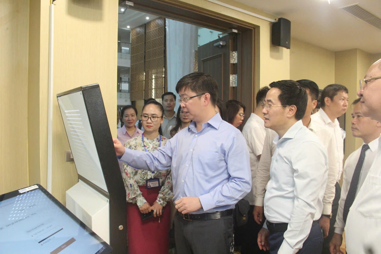 Thứ trưởng Bùi Hoàng Phương làm việc với điểm phục vụ hành chính công xã Đông Anh. (Ảnh: Bộ KH&CN)