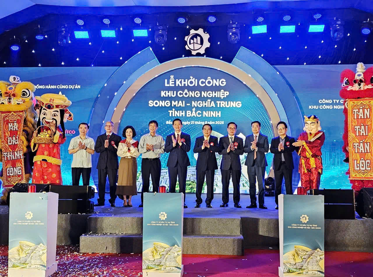 Các đại biểu thực hiện nghi thức khởi công KCN Song Mai – Nghĩa Trung.