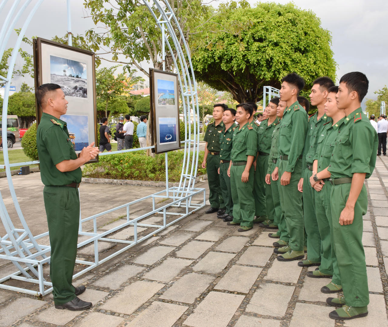 Lực lượng vũ trang tham quan Triển lãm ảnh.