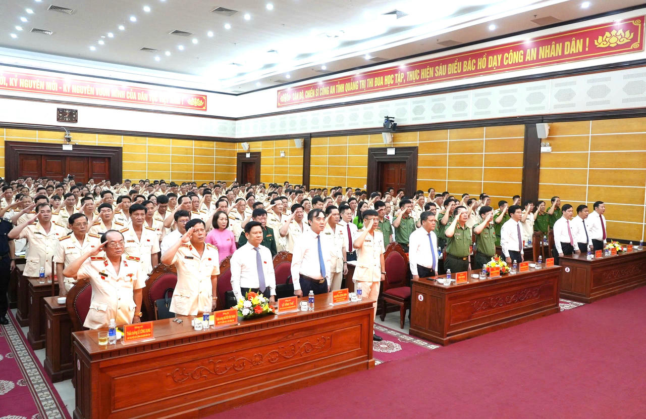 Các đại biểu thực hiện nghi thức chào cờ tại đại hội.