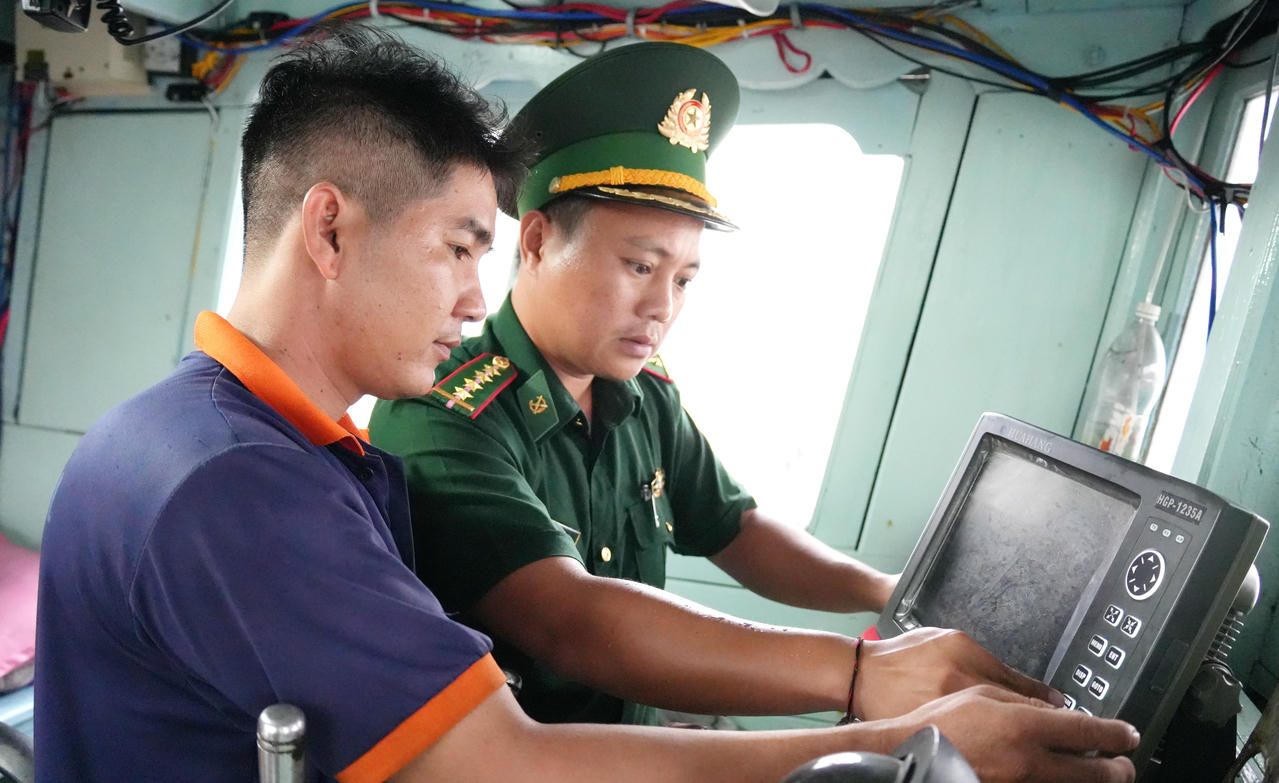 Trạm Kiểm soát Biên phòng Rạch Gốc thường xuyên tuyên truyền chống khai thác IUU và kiểm tra thiết bị giám sát hành trình tàu cá trước khi xuất bến.