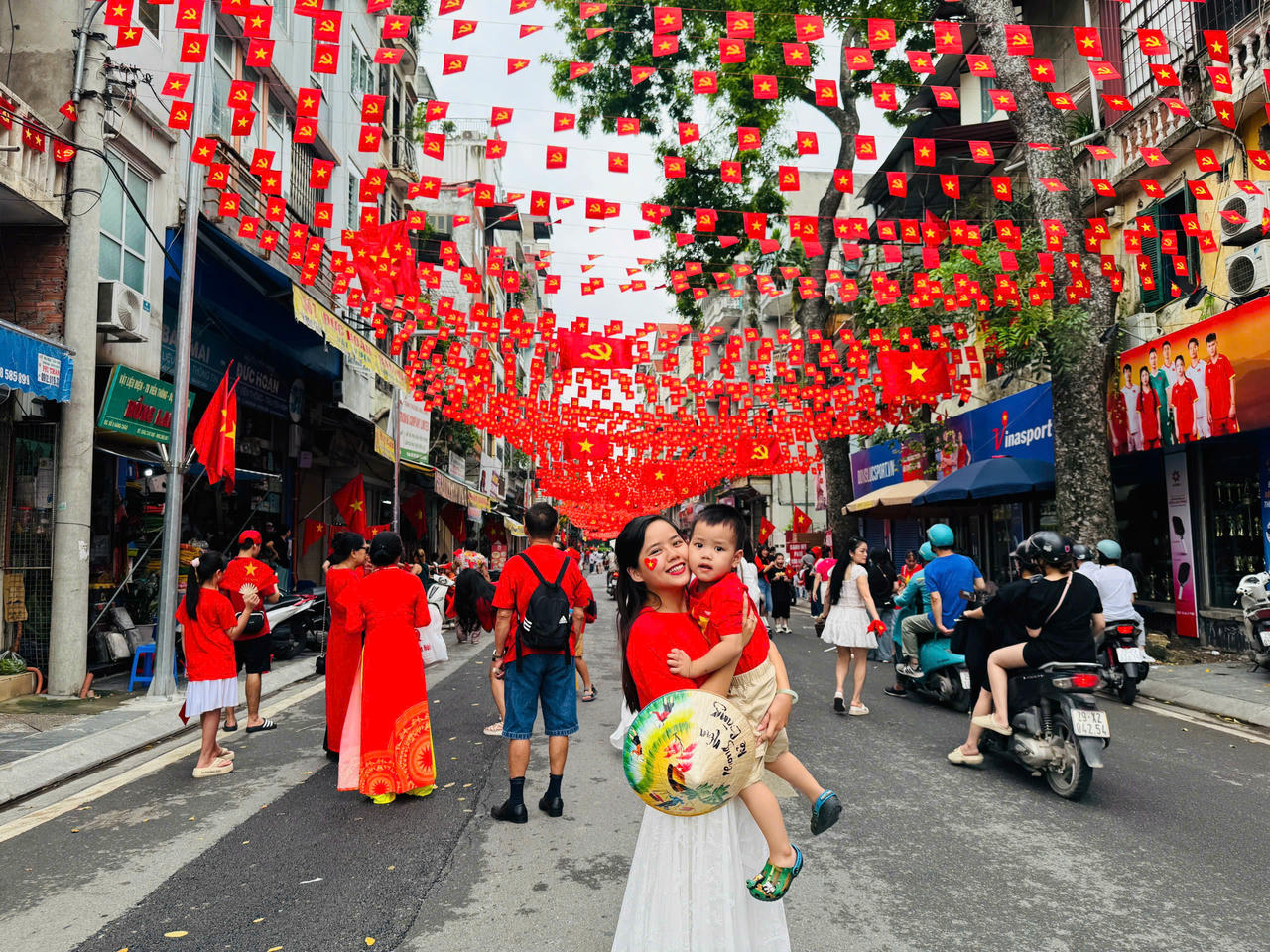 Khu phố treo 12.000 lá cờ hút khách đến “check in” dịp Quốc khánh 2/9