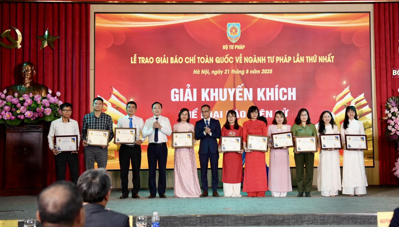 Nhà báo Trần Ngọc Hà - Phó Tổng Biên tập Báo Pháp luật Việt Nam và ông Phan Hồng Nguyên, Phó Cục trưởng Cục Phổ biến, giáo dục pháp luật và Trợ giúp pháp lý trao giấy chứng nhận và biểu trưng cuộc thi cho các tác giả đạt giải.