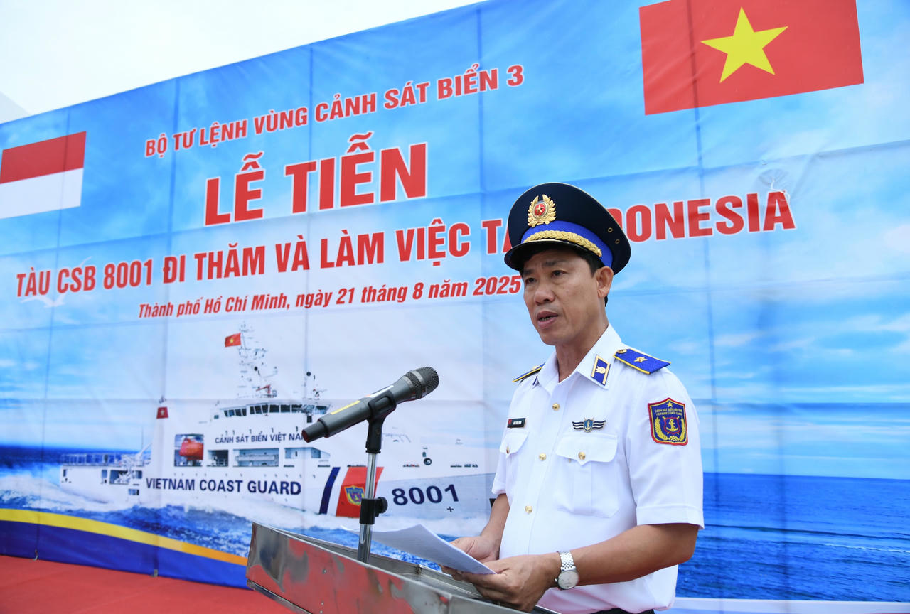 Thiếu tướng Ngô Bình Minh - Tư lệnh Vùng Cảnh sát biển 3 phát biểu tại Lễ tiễn tàu CSB 8001 lên đường thục hiện nhiệm vụ tại Indonesia