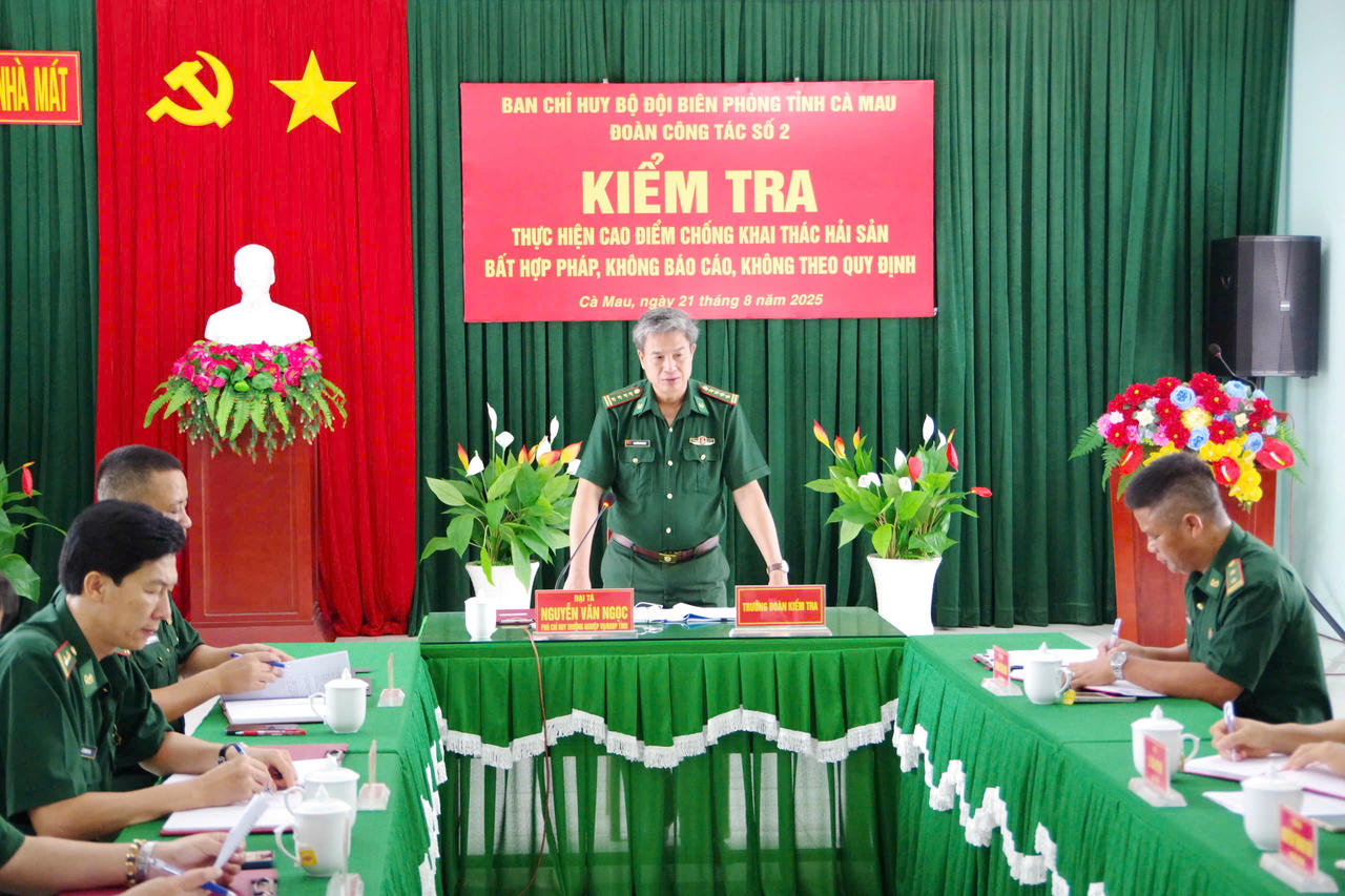 Đại tá Nguyễn Văn Ngọc - Phó Chỉ huy trưởng Nghiệp vụ Ban Chỉ huy BĐBP tỉnh Cà Mau kiểm tra công tác chống khai thác IUU tại Đồn Biên phòng Nhà Mát.